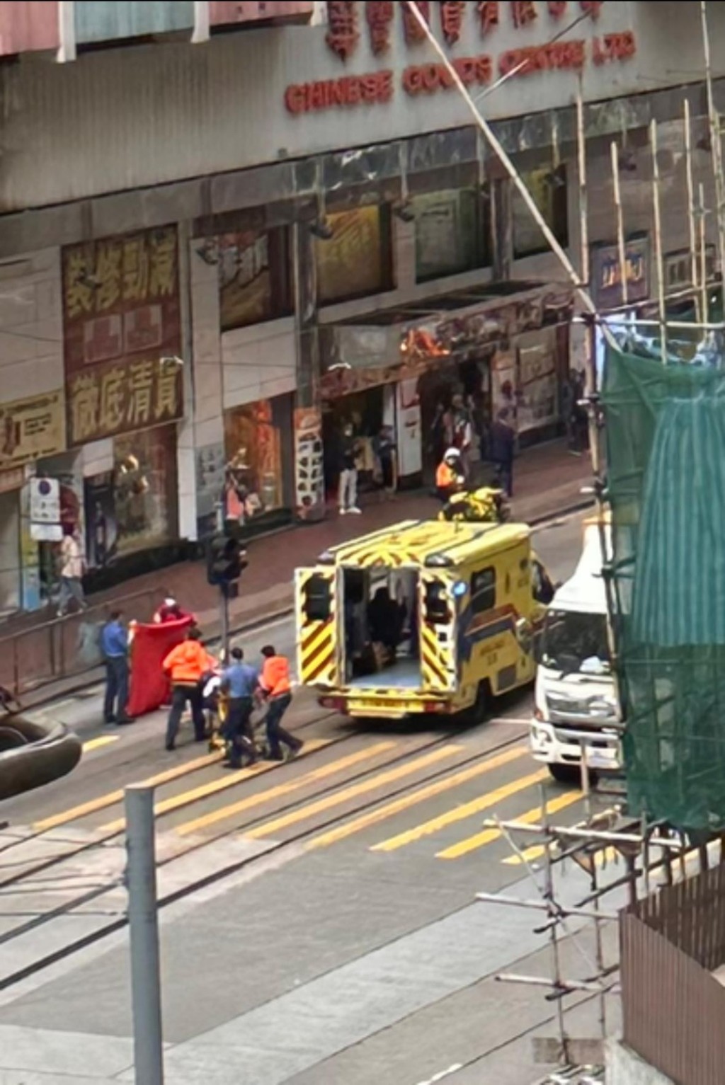 女子從高處墮下,倒卧馬路中心。FB「北角有樂」Siu Yanyan圖片 女子從高處墮下,倒卧馬路中心。FB「北角有樂」Siu Yanyan圖片