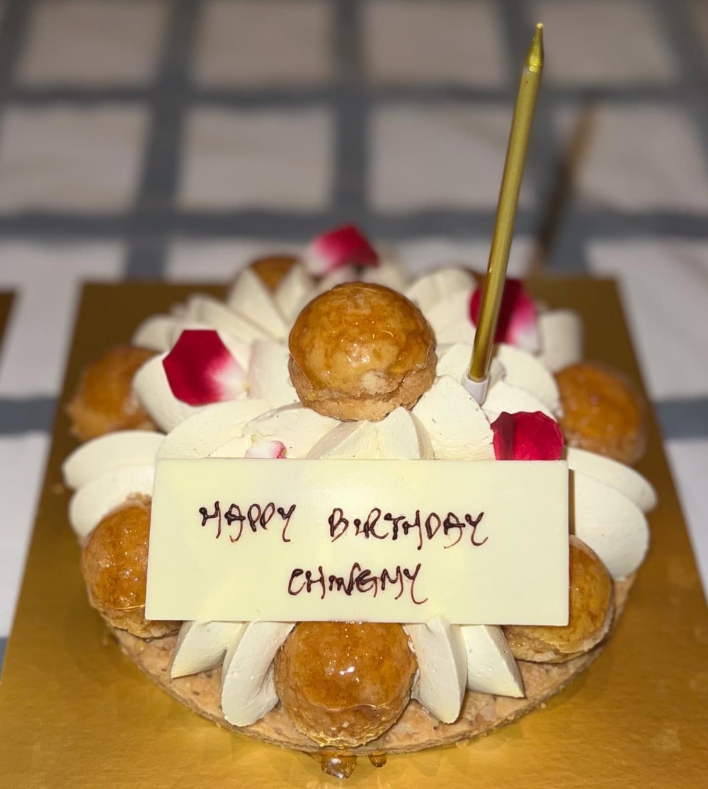 蛋糕版寫住Happy Birthday Chingmy。