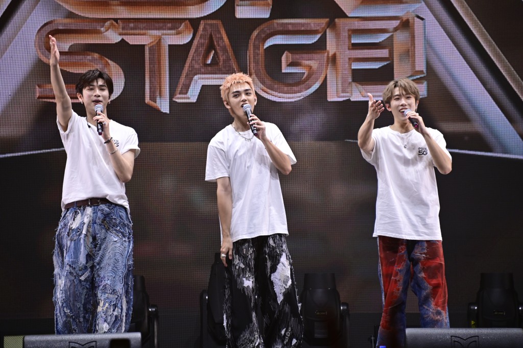三子開心在台上宣佈5月尾在九展開show