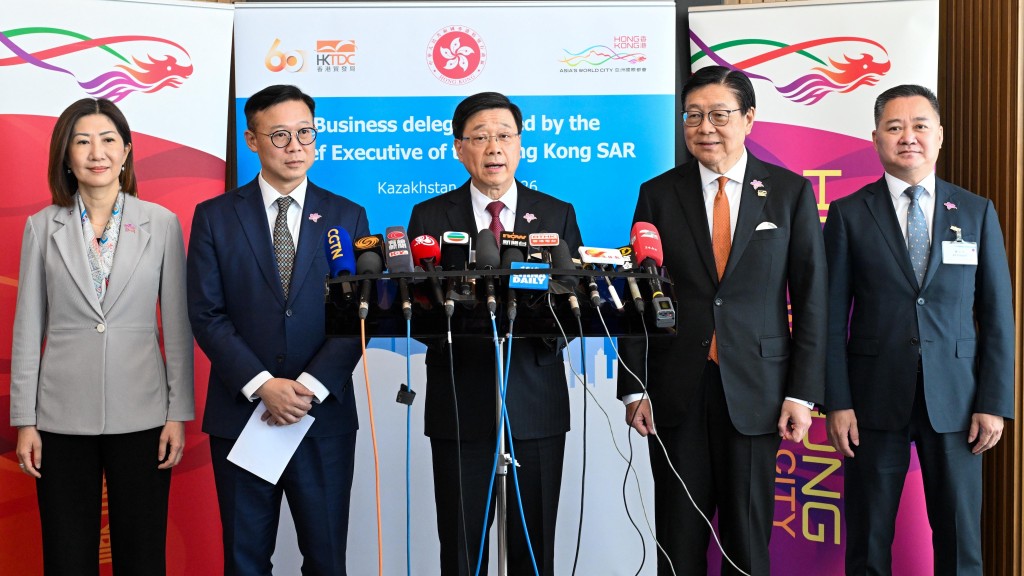 行政长官李家超（中）联同律政司副司长张国钧（左二）、香港贸易发展局主席马时亨（右二）、香港交易及结算所有限公司集团行政总裁陈翊庭（左一）和广州医药集团董事长李小军（右一）在哈萨克斯坦阿斯塔纳会见传媒。