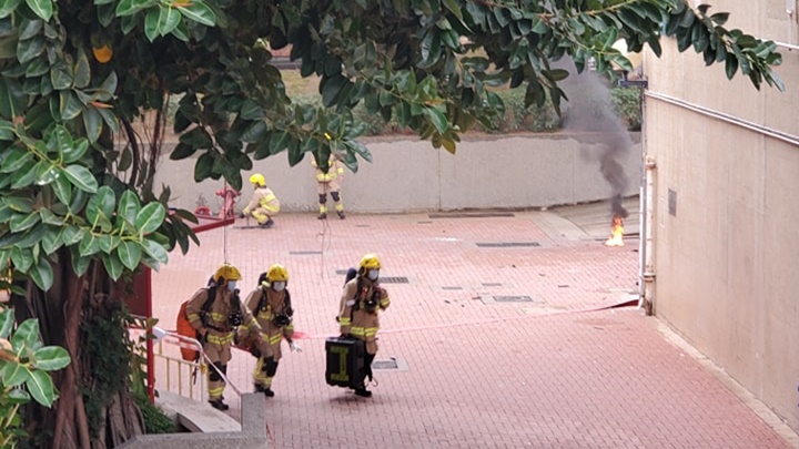 有火苗懷疑從火警單位墮下。香港突發事故報料區facebook圖片