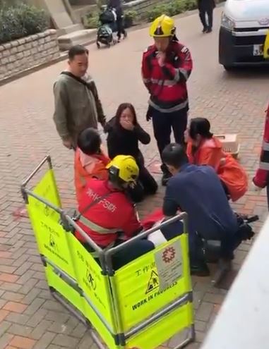 女貓主傷心痛哭。讀者提供影片截圖