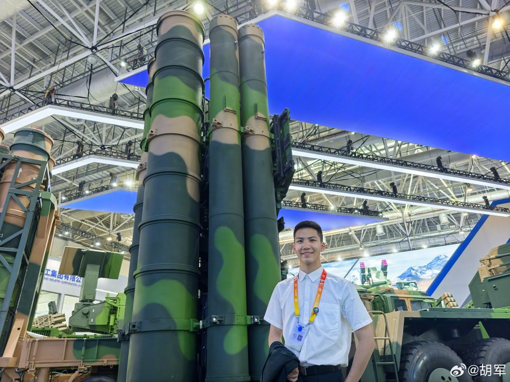 此外，胡皓康還有在航空飛機及戰鬥車前單手插袋留影，整個人都散發着陽剛氣息，相當成熟帥氣。