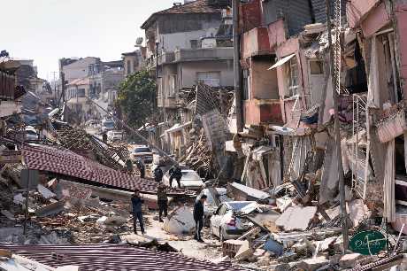 土耳其哈塔伊省大量建筑物损毁倒塌。美联社
