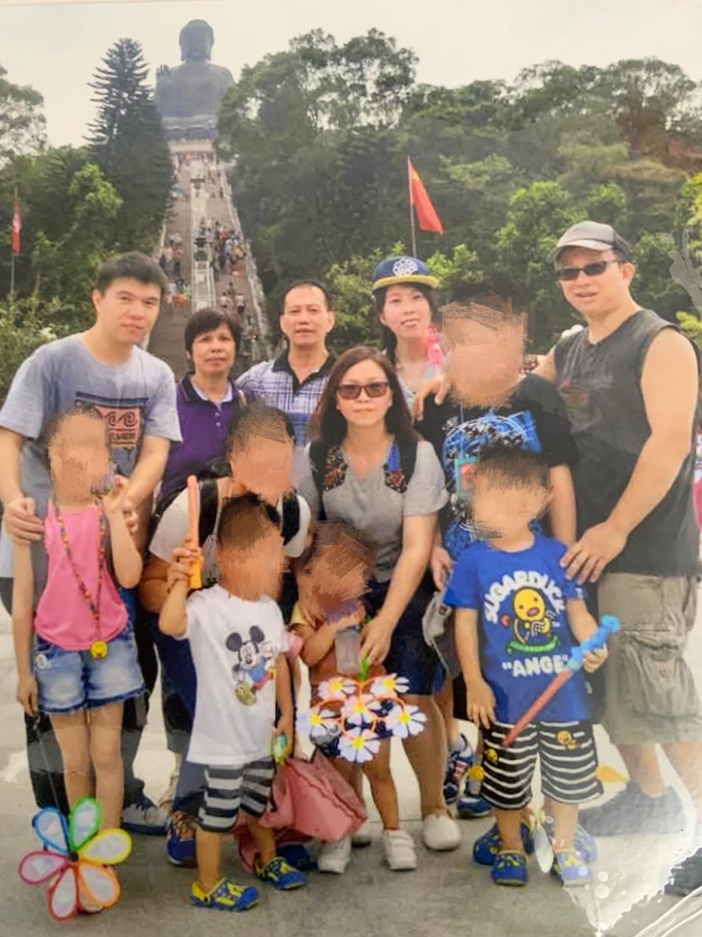 郭玉治(左后二)与亲友合照。家人提供