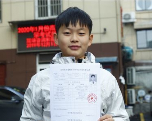 南京少年何宜德11歲已經拿到大學「專科」畢業。（網圖）