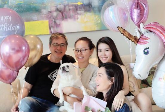 一家人都是「奴才」。