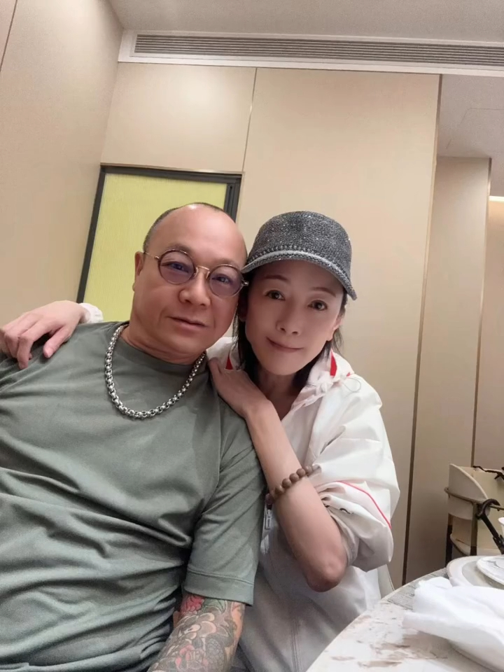 近日袁潔瑩分享與吳志雄飯敍，更靠在紅光滿面的「大佬B」肩上，盡顯數十年深厚友情。