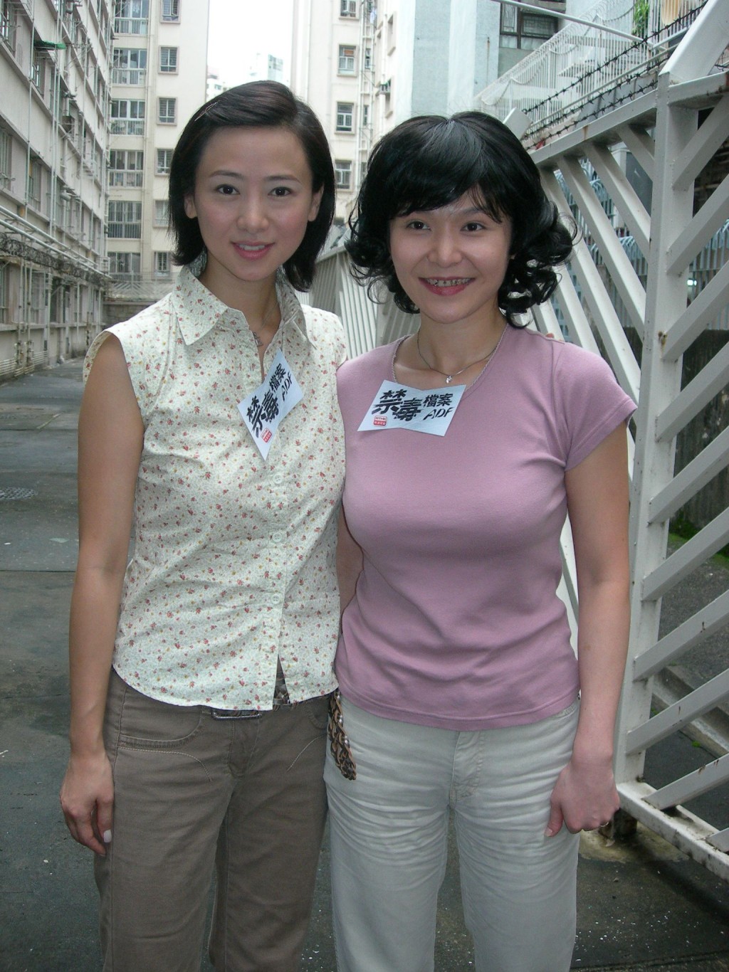 张睿羚2006年与翁虹（左）合作港台剧集《禁毒档案》。