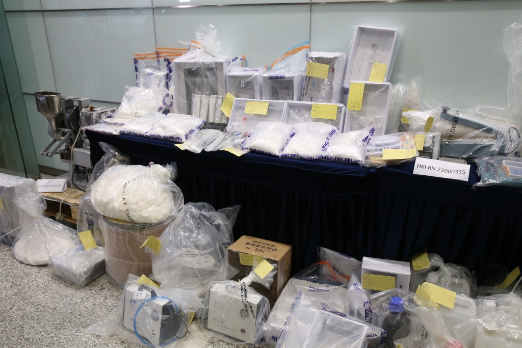 警方展示大批毒品及證物。