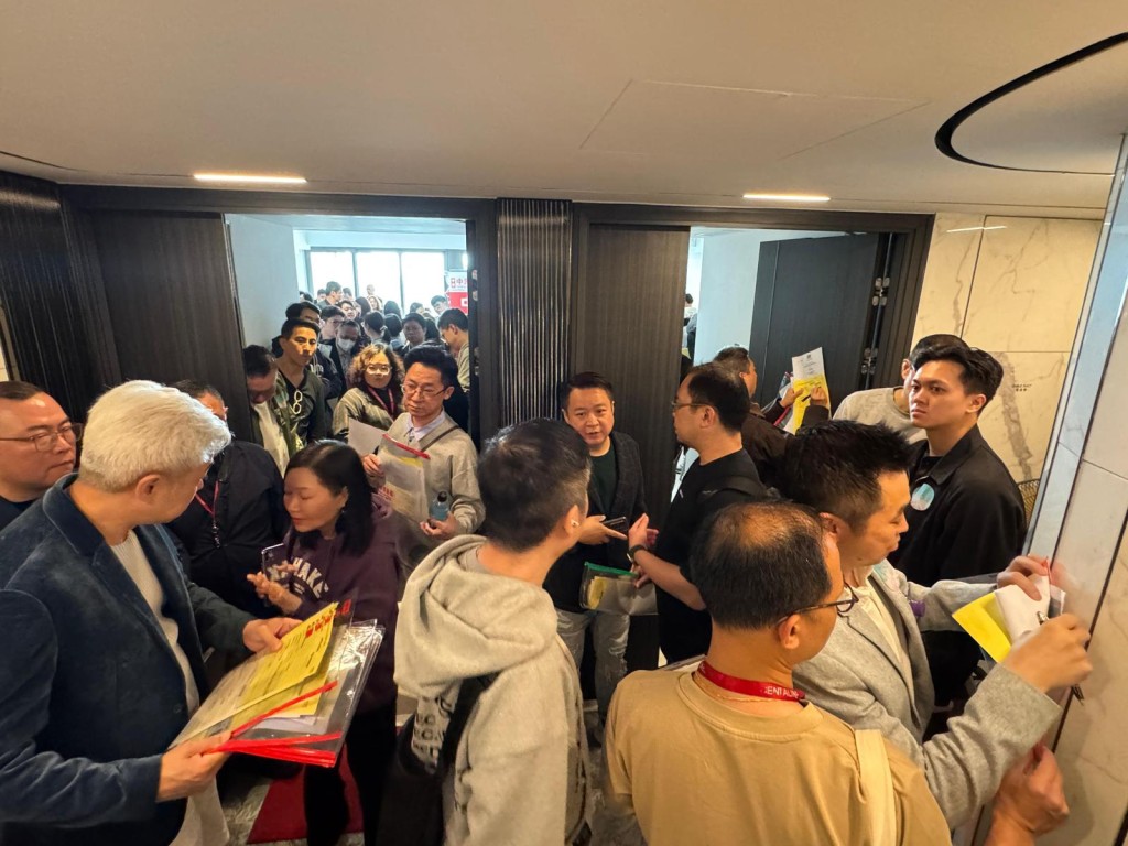 項目推出15伙位於1A座的4房單位將於明日起(3月2日)以招標形式發售。 項目推出15伙位於1A座的4房單位將於明日起(3月2日)以招標形式發售。