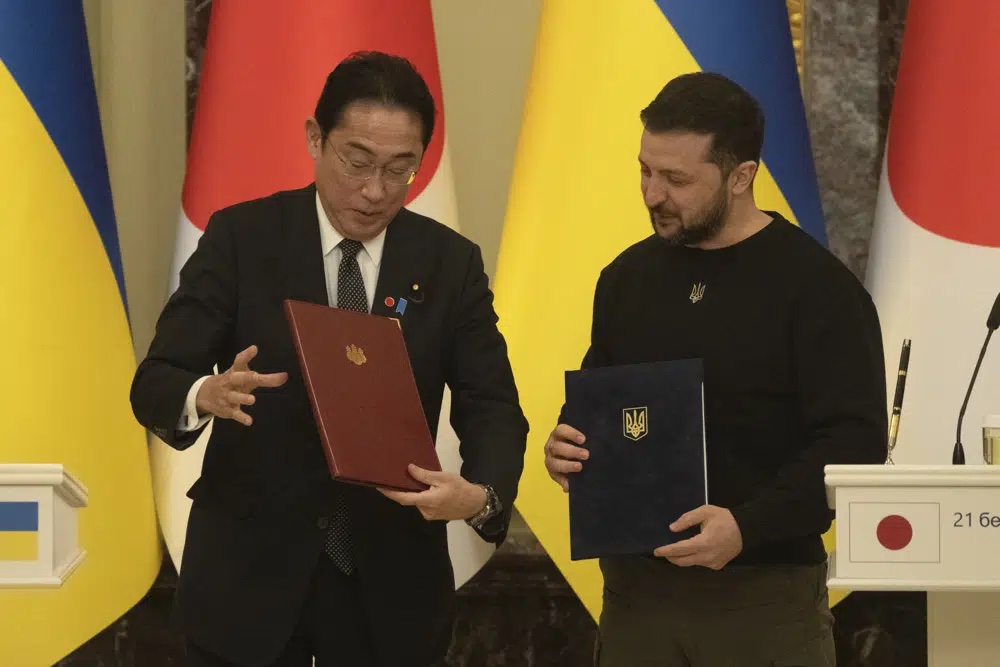 日本首相岸田文雄與烏克蘭總統澤連斯基於基輔會面。美聯社