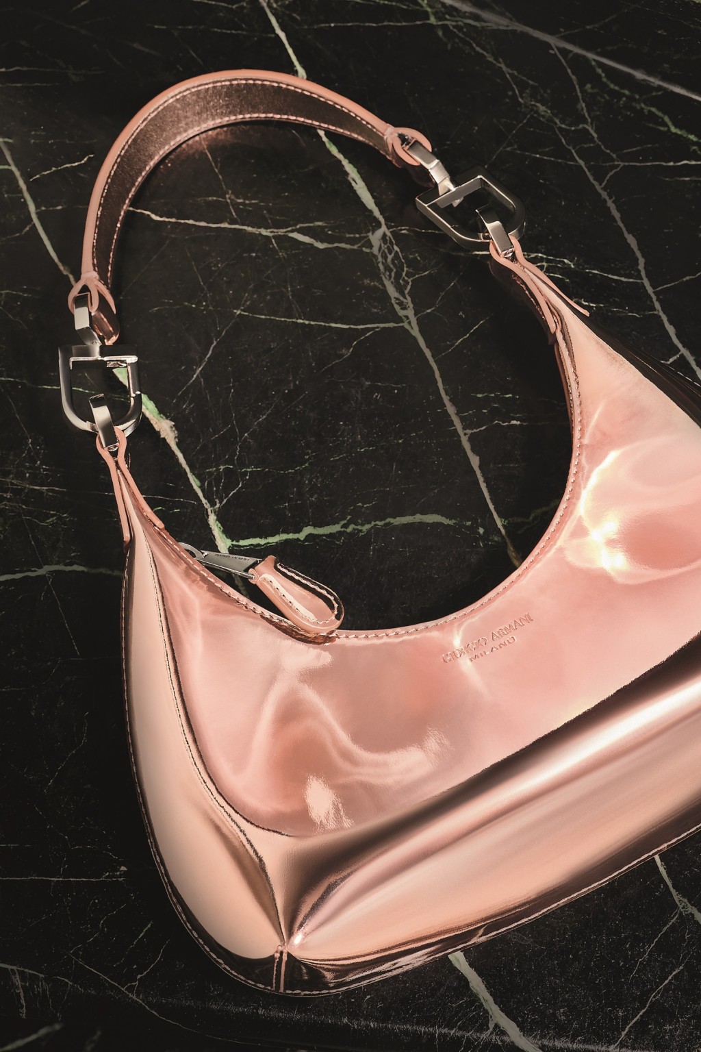 Giorgio Armani Lame Leather La Prima Mini Hobo/$17,000，袋面呈鏡面金屬粉色，平添夢幻感。