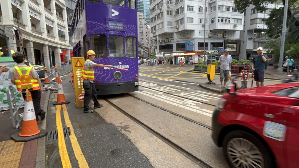 電車公司增派人手指示司機，如非電車不可直駛，需轉右線再前行