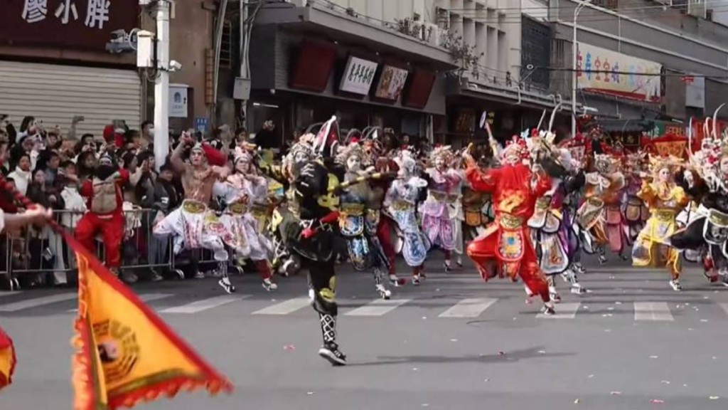 大量民眾趁新春假期湧到汕頭看英歌舞，令酒店房價暴漲。小紅書＠林深見路