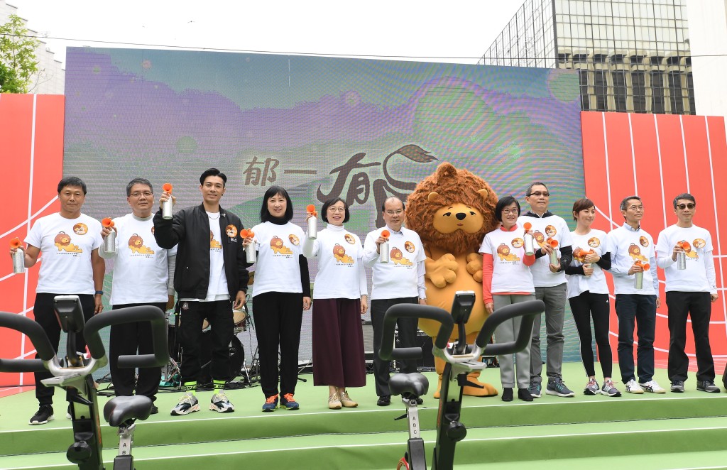 衛生署未來一年將到全港各區透過不同活動，鼓勵市民從「郁一郁」開始，增加體能活動。衛生署提供