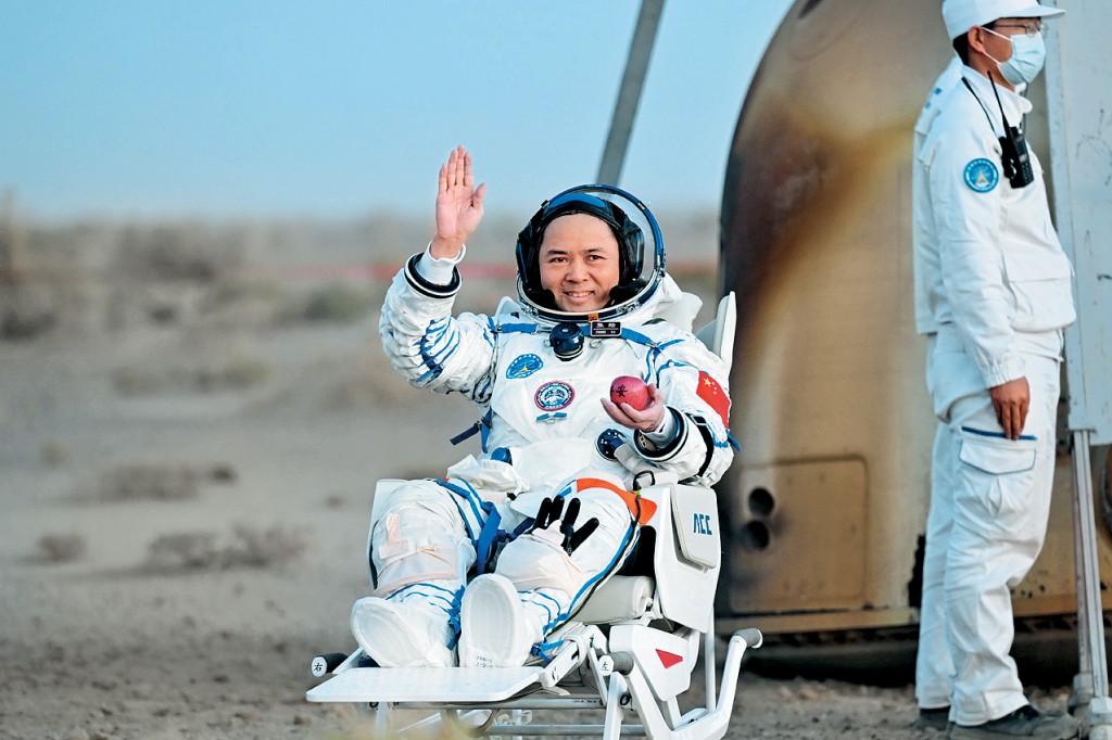 神舟二十一號太空人乘組指令長張陸出艙。
