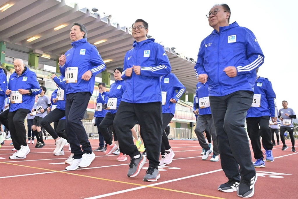 陳茂波今早出席渣打香港馬拉松其中一場賽事的開跑禮和頒獎禮。陳茂波網誌