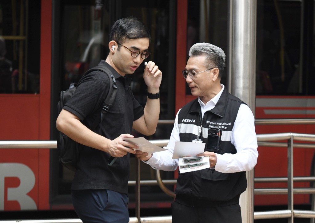控煙酒辦人員向市民派發傳單提醒新規定已生效。