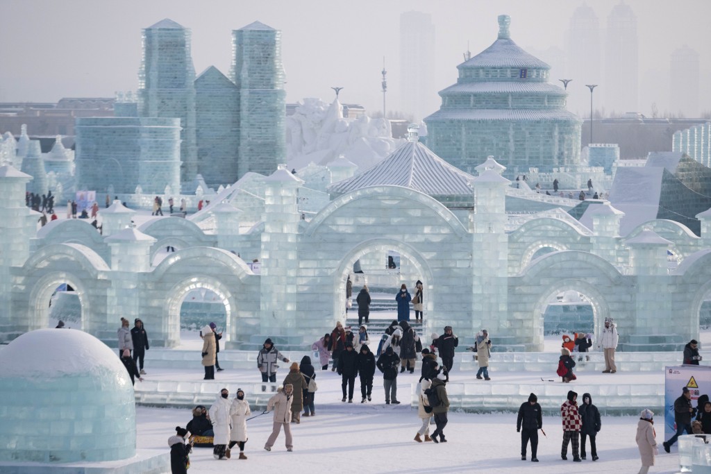 元旦日，遊客在哈爾濱冰雪大世界園區內遊玩。 新華社