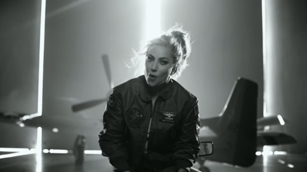 Gaga穿上飛機師外套，型到炸裂！