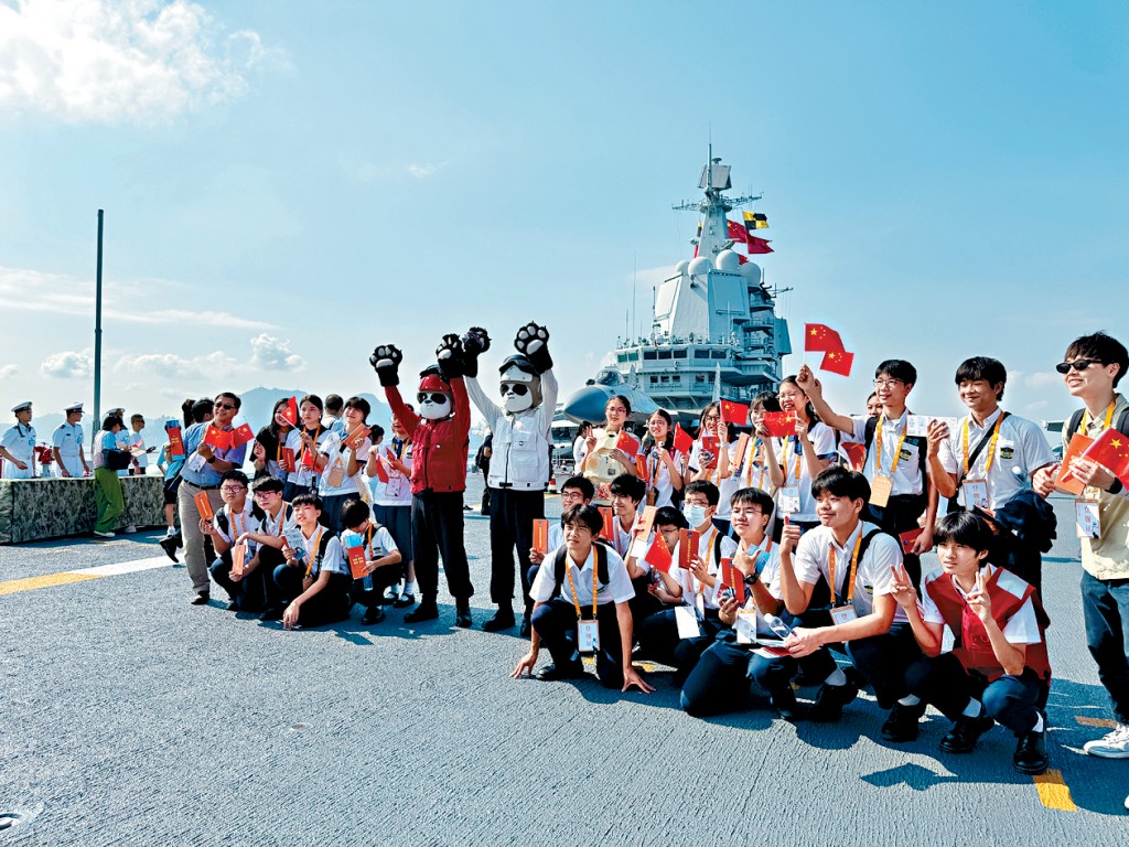 市民大讚艦上軍官非常熱情,主動講解各項設施,更與市民一同唱歌,更扮熊貓合影。