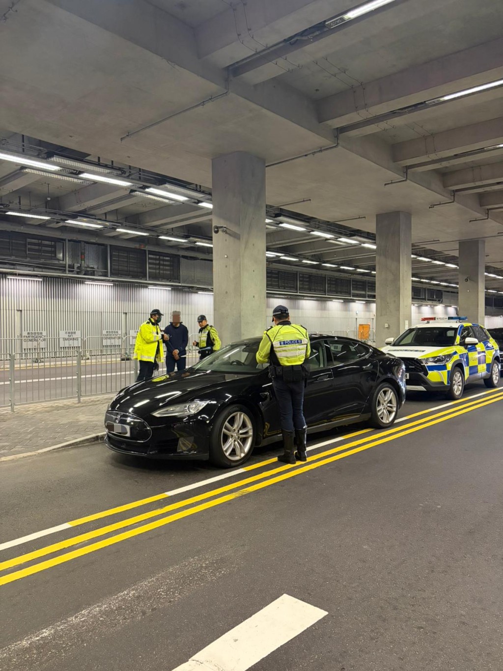 警方拘捕兩名分別37歲及51歲的本地男司機。警方提供 警方拘捕兩名分別37歲及51歲的本地男司機。警方提供