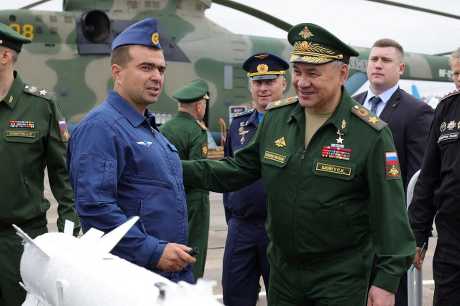 俄防长绍伊古(右)日前在莫斯科出席一个国际军事技术论坛展览。路透社