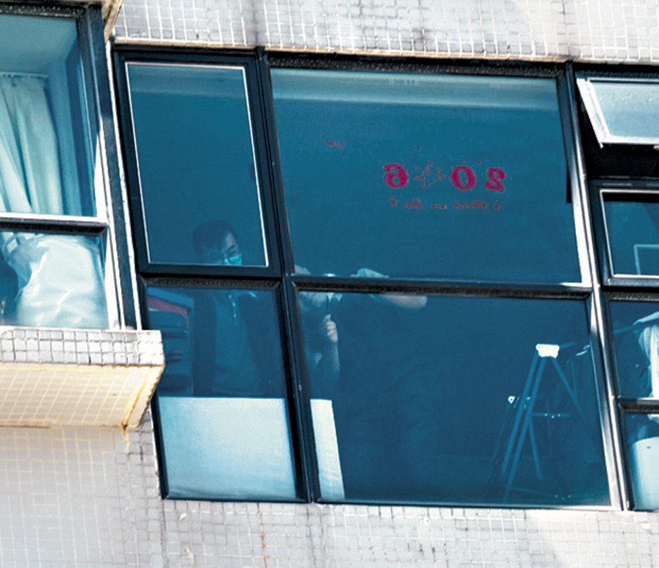 警員在肇事單位內調查，單位部分窗戶沒有安裝窗花。