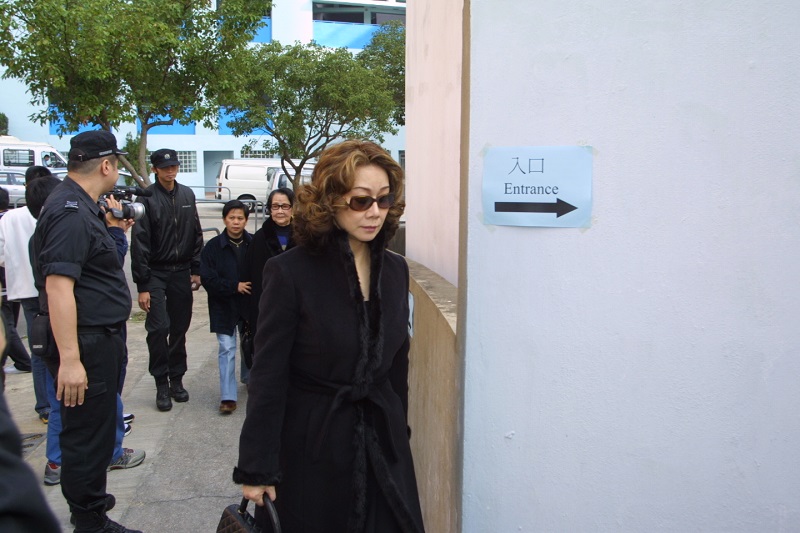 林振強家姐林燕妮當年出席喪禮。 資料圖片