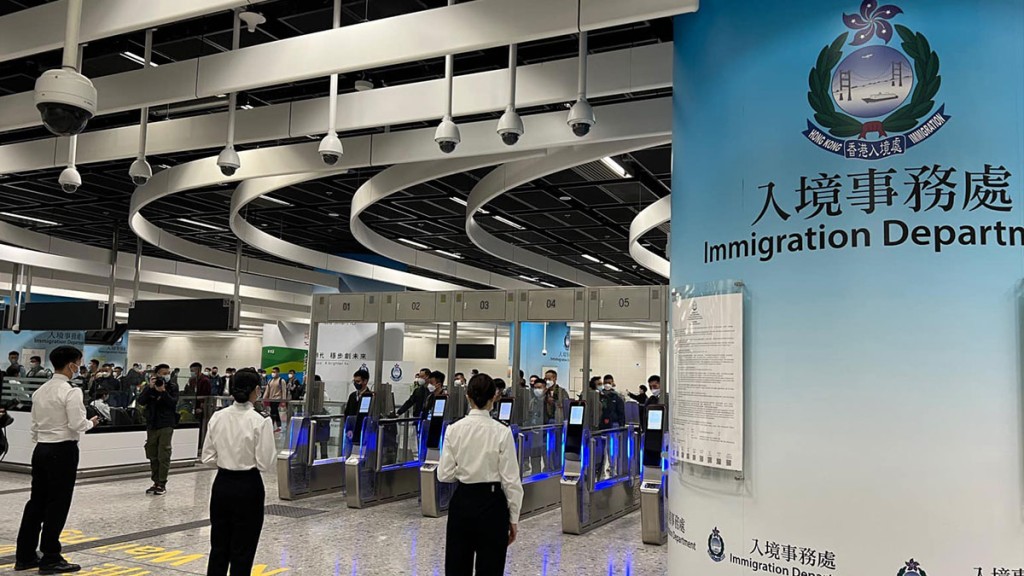 廣深港高鐵周日(15日)起恢復服務,多個政府部門在西九龍站進行演練,共有逾200名人員參與。