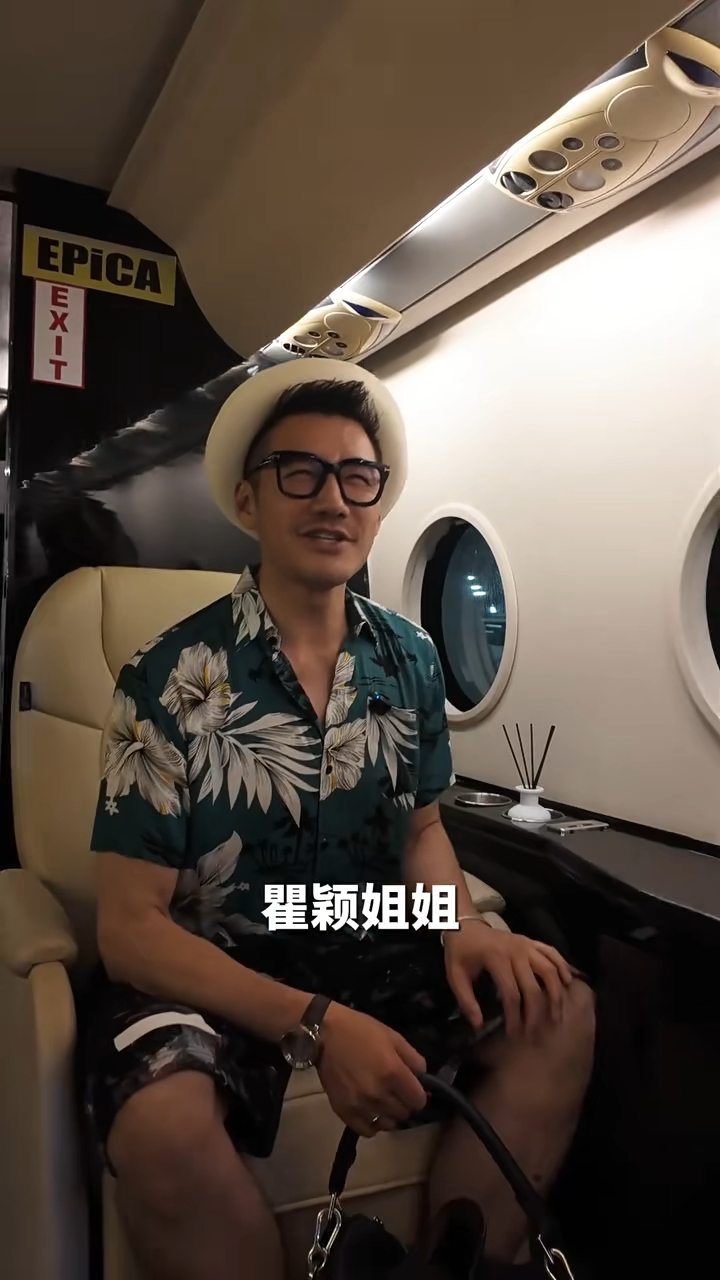 瞿穎安排豪華巴士接送胡兵。 瞿穎安排豪華巴士接送胡兵。