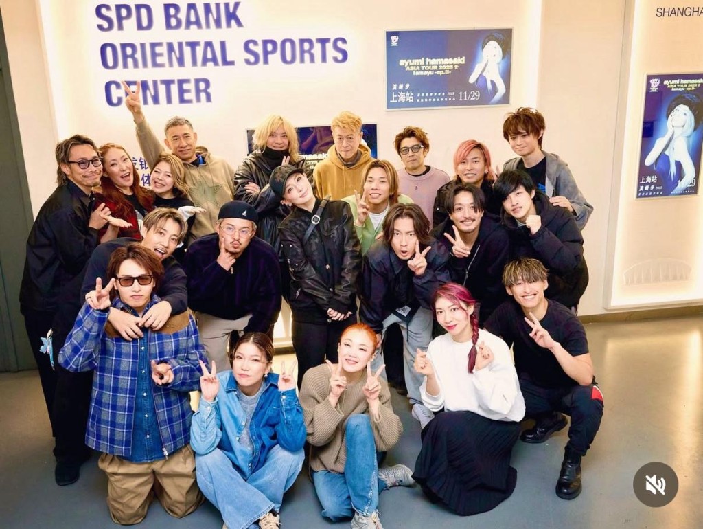 步姐在上海演出取消後,公開與舞蹈員的合照。 步姐在上海演出取消後,公開與舞蹈員的合照。