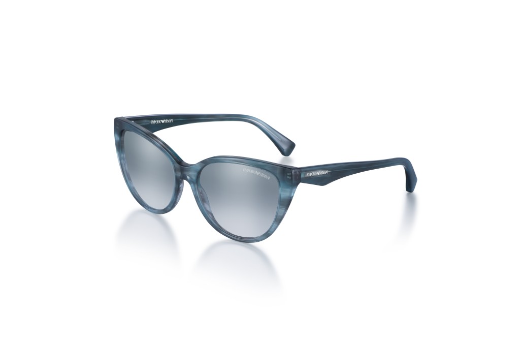 以可持续物料制作的太阳眼镜/$1,350/Emporio Armani。