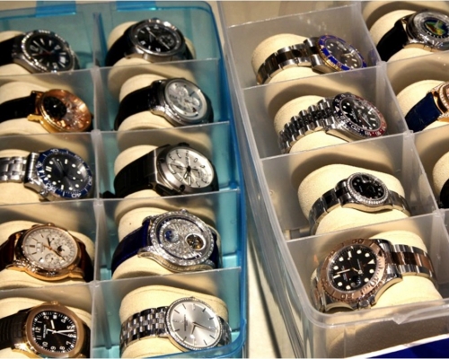 深圳海關破獲涉案1.7億人民幣的走私手表案。示意圖