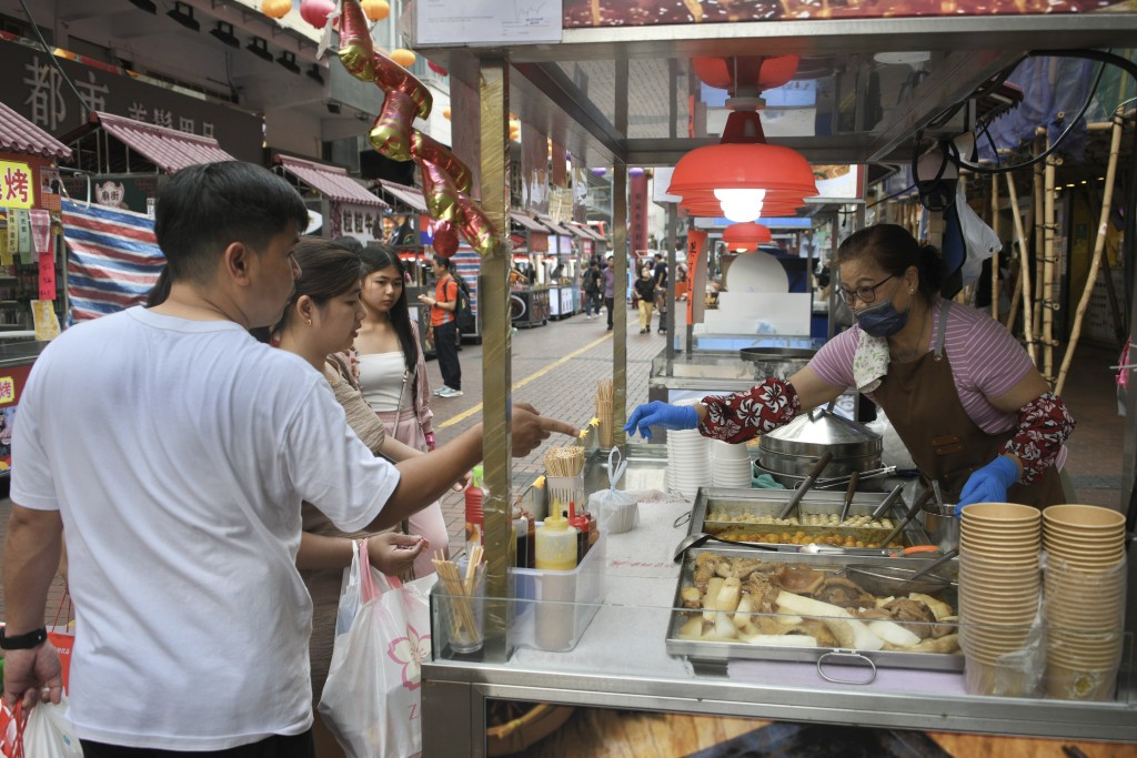 庙街夜市「食聚庙街」的熟食摊档约有三分二小店营业。陈浩元摄