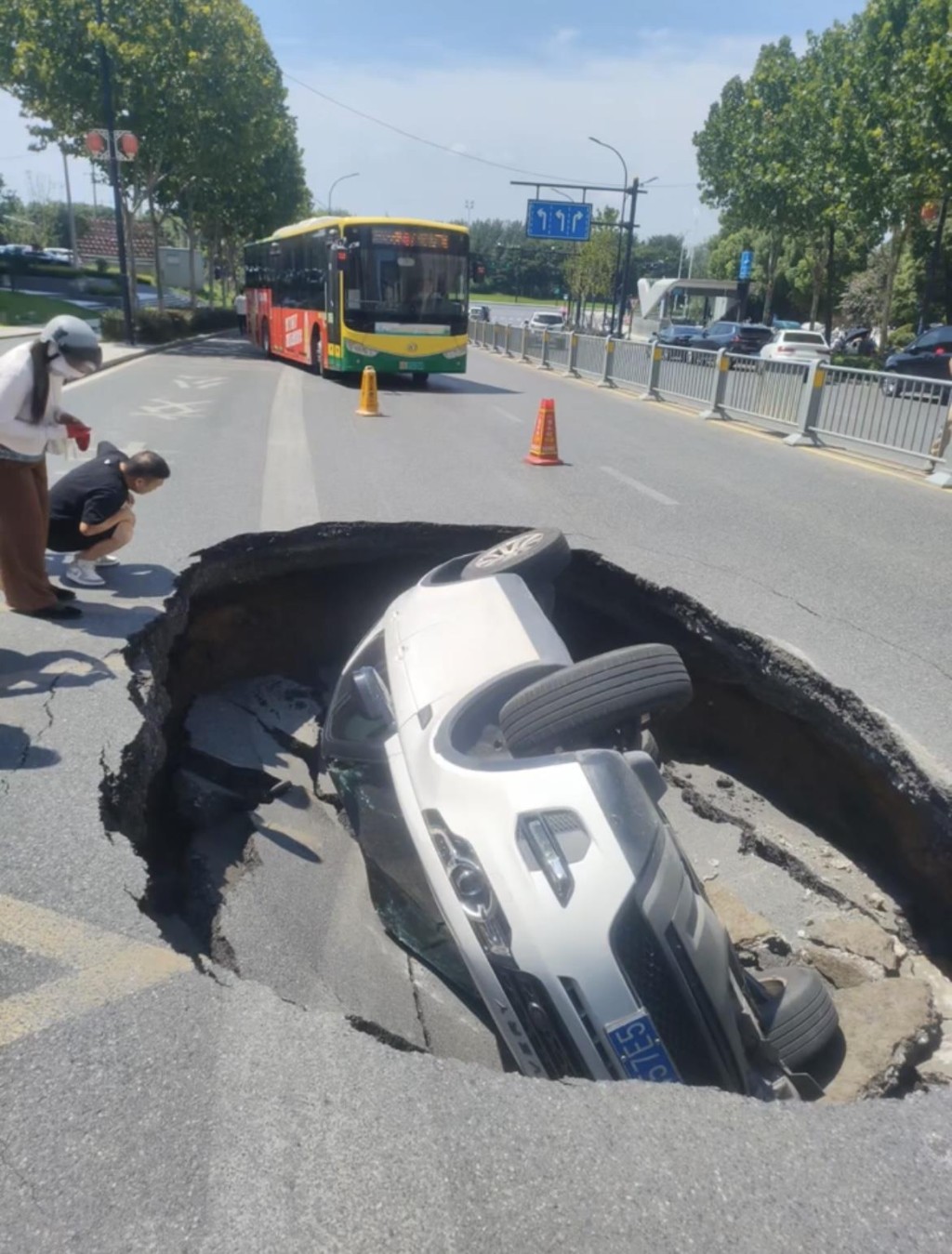 合肥道路突塌陷吞沒越野車。極目新聞 合肥道路突塌陷吞沒越野車。極目新聞