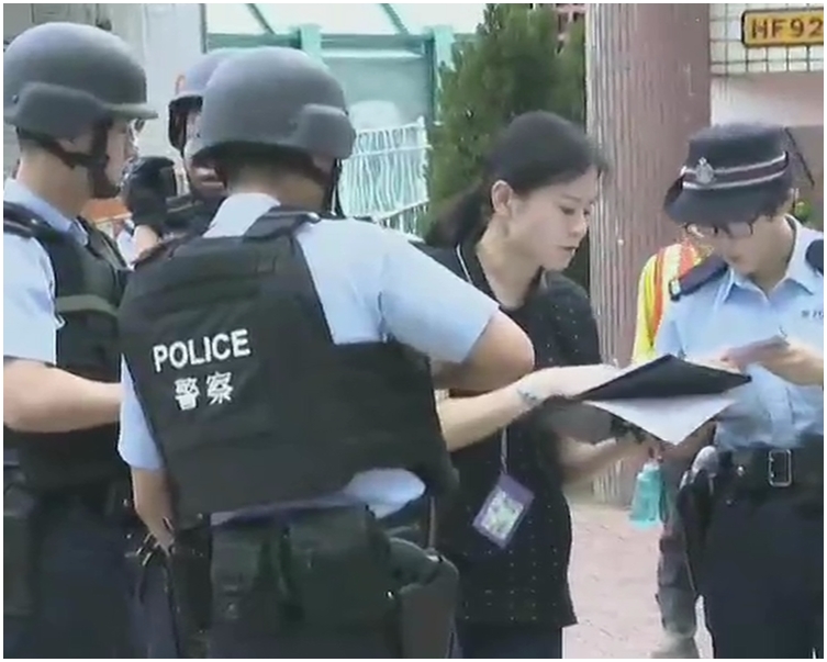 警員頭戴頭盔,在場調查。有線新聞電視截圖