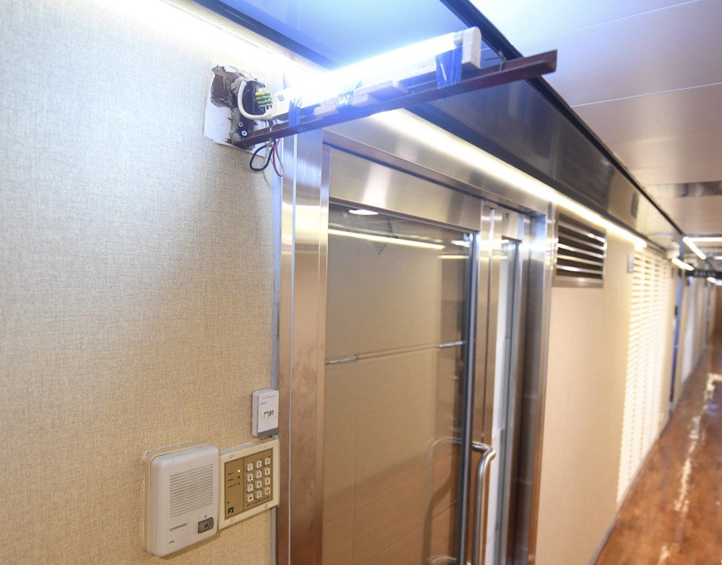 透過紙張縫隙可知內裡仍亮燈，惟記者按門鈴無人應答。