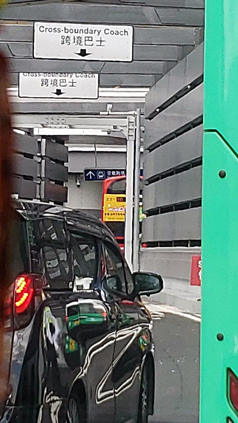 巴士行錯路撞交通指示牌。網圖