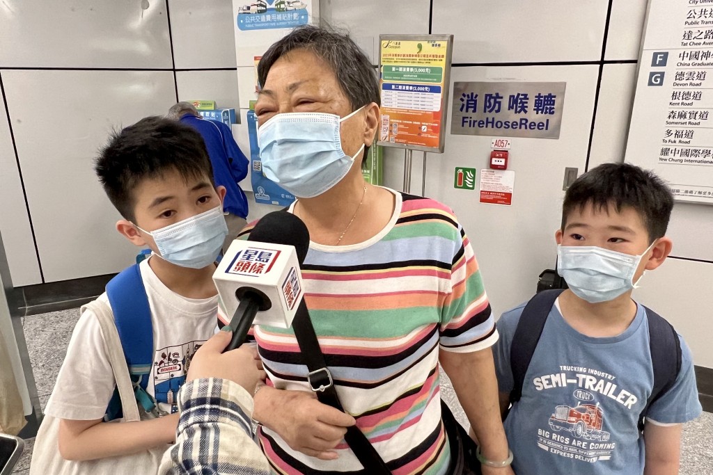 阮太带孙子们于九龙塘地铁站领取，她笑言「今日心情非常好！」卢江球摄