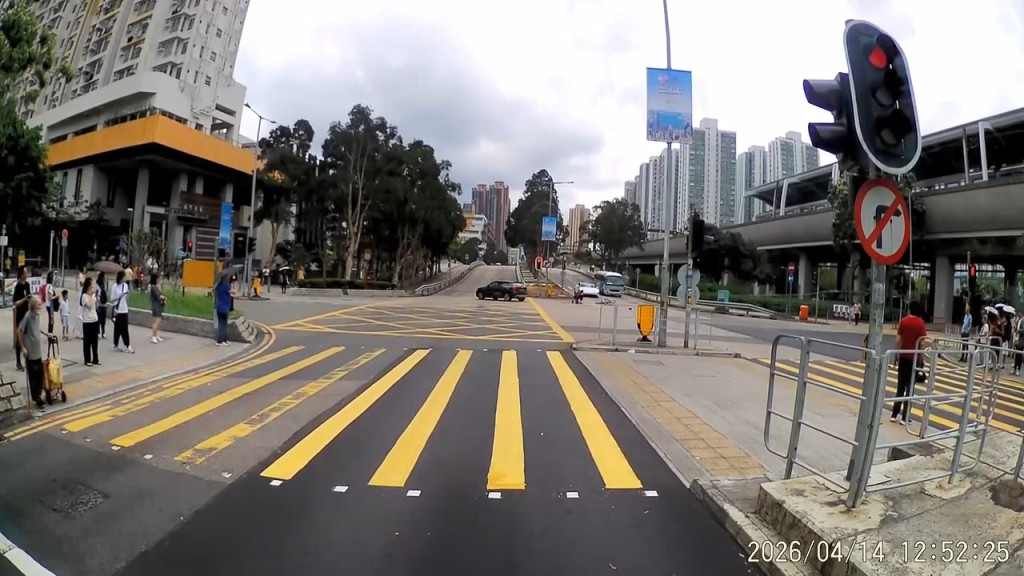 一輛私家車駛至沙田安睦街及安明街交界時,撞到一輛懷疑沒有遵受交通燈停下的單車。fb「車cam L」群組Siu Dan Wong片段截圖 一輛私家車駛至沙田安睦街及安明街交界時,撞到一輛懷疑沒有遵受交通燈停下的單車。fb「車cam L」群組Siu Dan Wong片段截圖