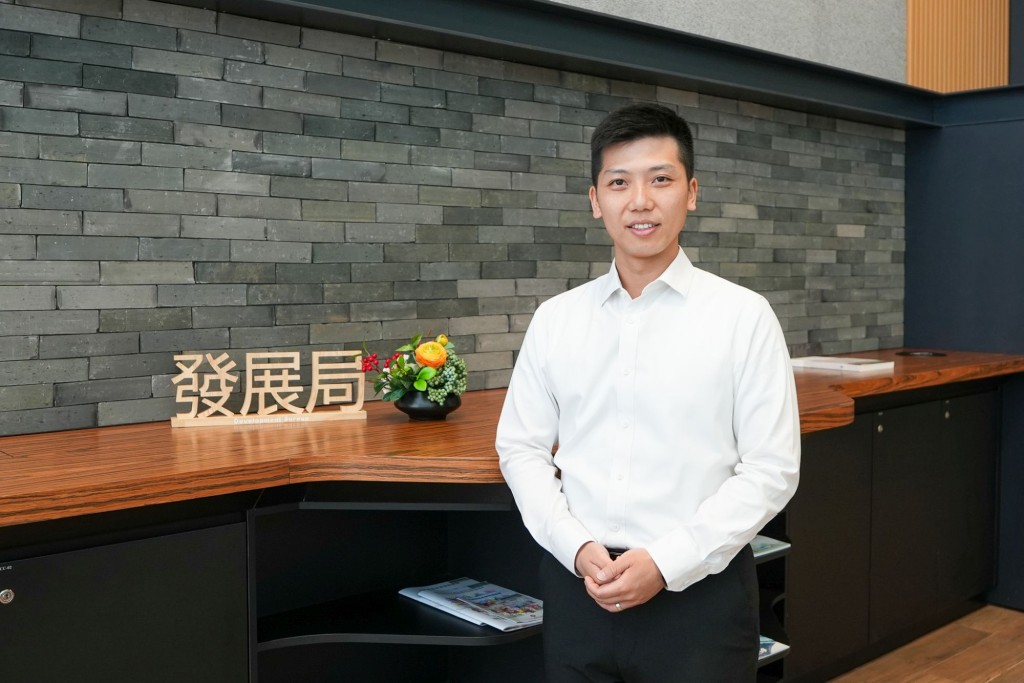 羅梓馨表示,為推進機械人的廣泛應用,發展局於2025年12月推出政策,要求所有工務工程在合適的工序上採用「高效建造機械人」。甯漢豪網誌 羅梓馨表示,為推進機械人的廣泛應用,發展局於2025年12月推出政策,要求所有工務工程在合適的工序上採用「高效建造機械人」。甯漢豪網誌