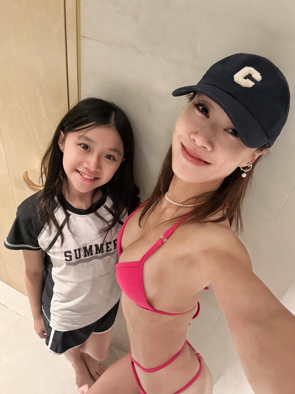 黃心妙在疑似洗手間的範圍內拍性感照。 黃心妙在疑似洗手間的範圍內拍性感照。
