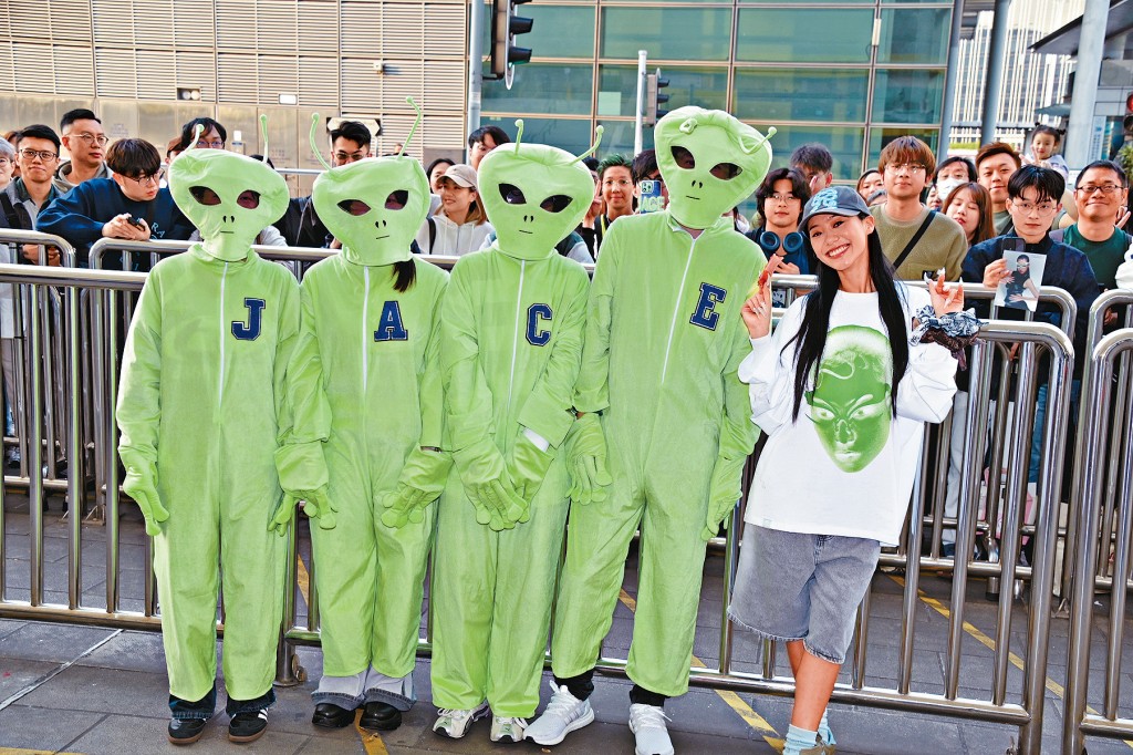 Jace獲4位穿着成綠色外星人的粉絲力撐。