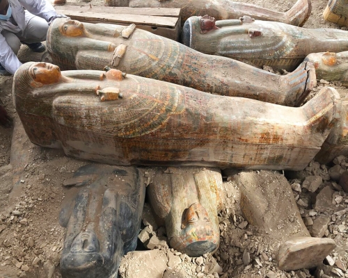 埃及考古學家近日在南部古城樂蜀附近的西底比斯發現至少20具保存完好的木棺。 AP