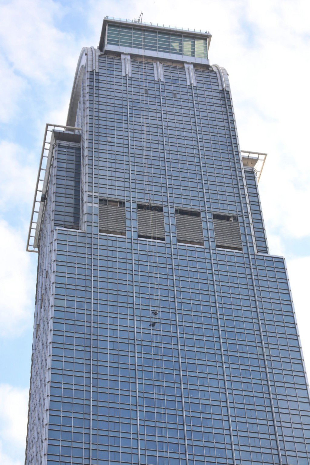 黎志伟挑战在轮椅上攀登高约320米的荃湾如心广场。资料图片