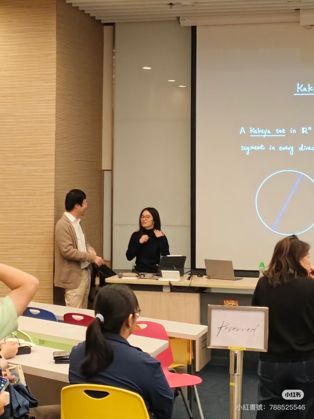 90後女數學家王虹在港大演講，吸引學生逼爆講堂。小紅書