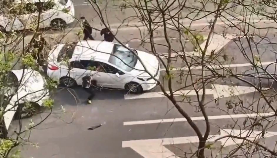 山西临汾多名男子在街上拦停车辆砸车，造成一片混乱。