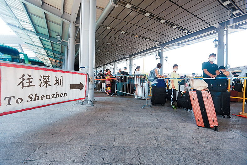 中港往來頻繁，有內地人於本港患病受傷，安排私人救護車送到口岸，回內地療養。